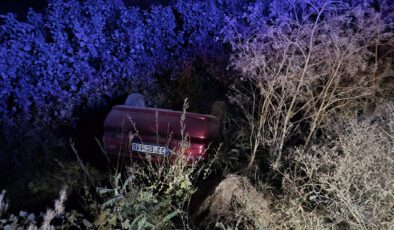 Devrilen otomobilin sürücüsü yaralandı