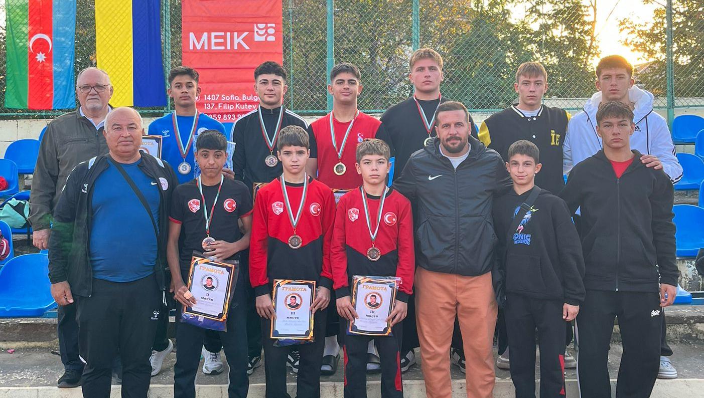 Güreşçilerden büyük başarı