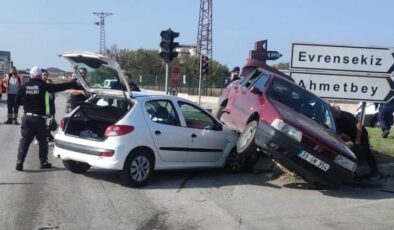 İki otomobil çarpıştı: 2 yaralı