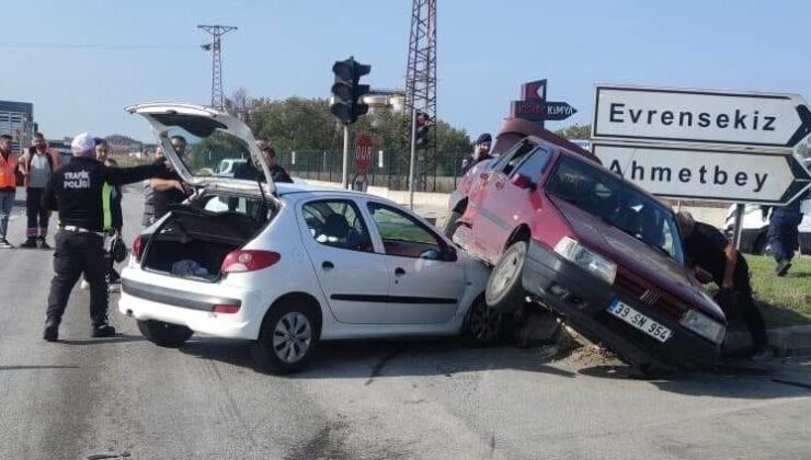 İki otomobil çarpıştı: 2 yaralı