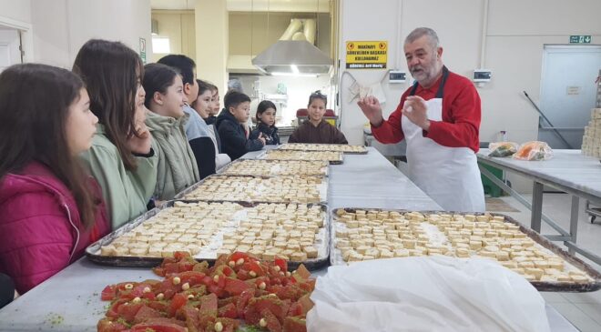 Öğrenciler şekerleme üretim tesisini gezdi