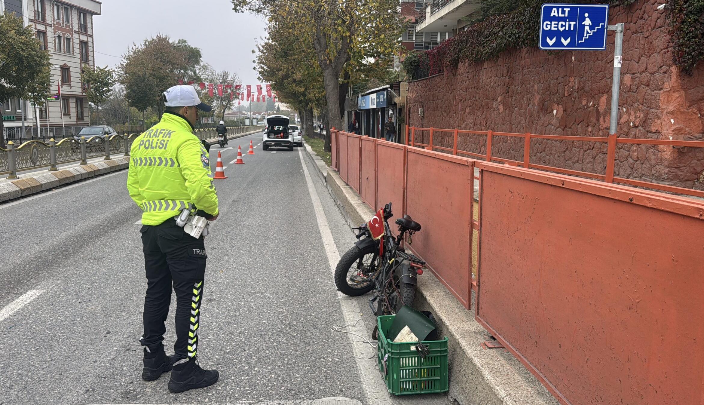Kamyon elektrikli bisikletle çarpıştı