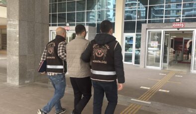 Kostüm partisine imam cübbesiyle katıldı