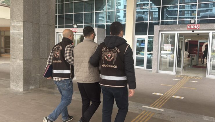Kostüm partisine imam cübbesiyle katıldı