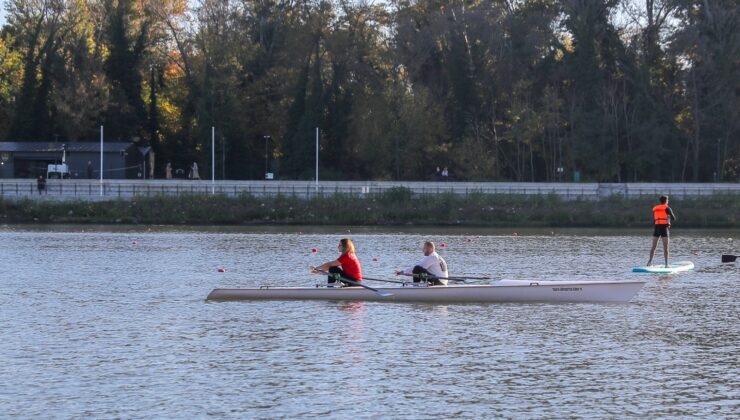 Kürekler Cumhuriyet için çekildi