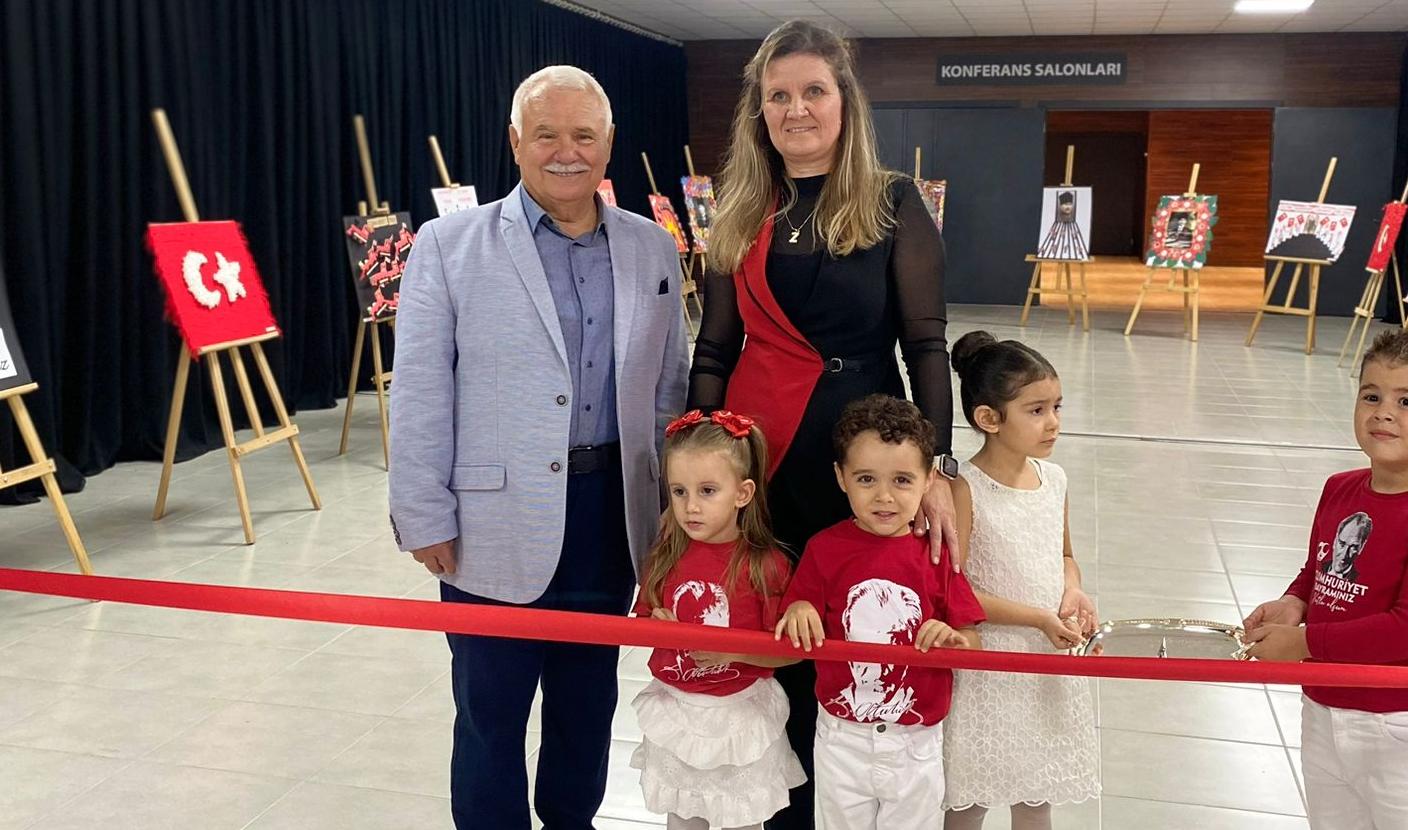 Minik öğrencilerden Cumhuriyet sergisi