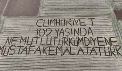 Tarlaya ‘Cumhuriyet 102 yaşında’ yazdı