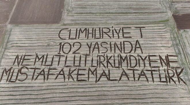 Tarlaya ‘Cumhuriyet 102 yaşında’ yazdı