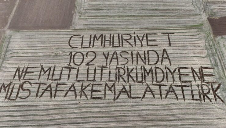 Tarlaya ‘Cumhuriyet 102 yaşında’ yazdı