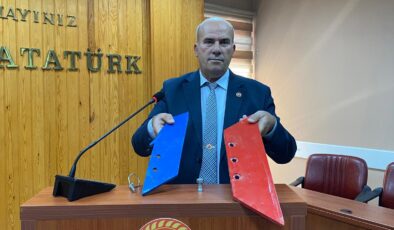 Pulluk demiri ile kürsüye çıktı