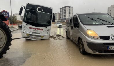 Çöken yola minibüs düştü