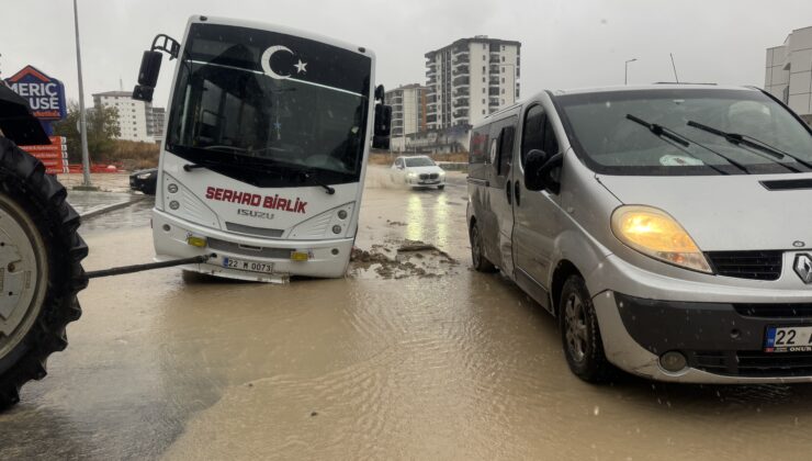 Çöken yola minibüs düştü