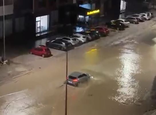 Yollar göle döndü