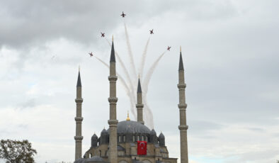 Türk Yıldızlarından nefes kesen gösteri