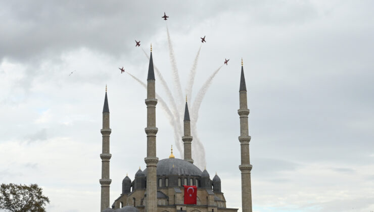 Türk Yıldızlarından nefes kesen gösteri