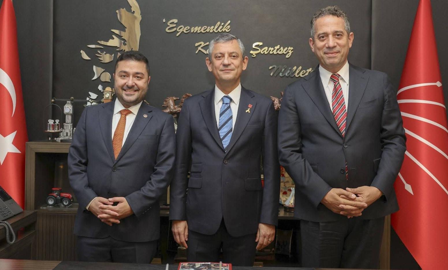 Yazgan, kitabını Özgür Özel’e takdim etti