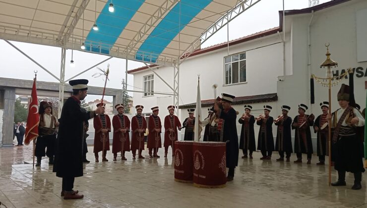 Kurtuluş törenine yağmur engeli