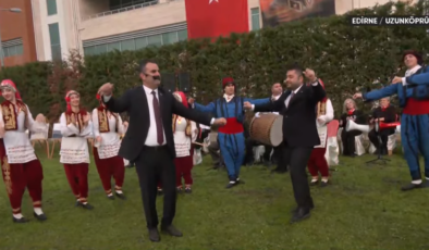 Türkünün ritmine dayanamayıp oynadılar