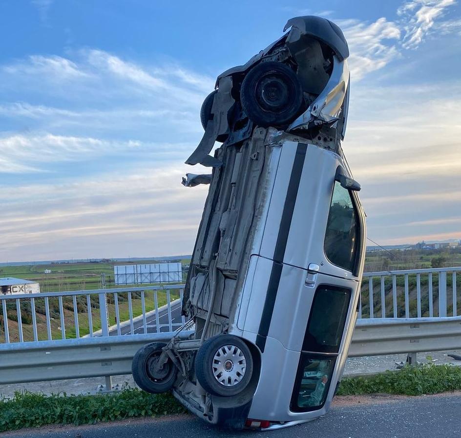 Bariyerlere çarpan araç dik durdu