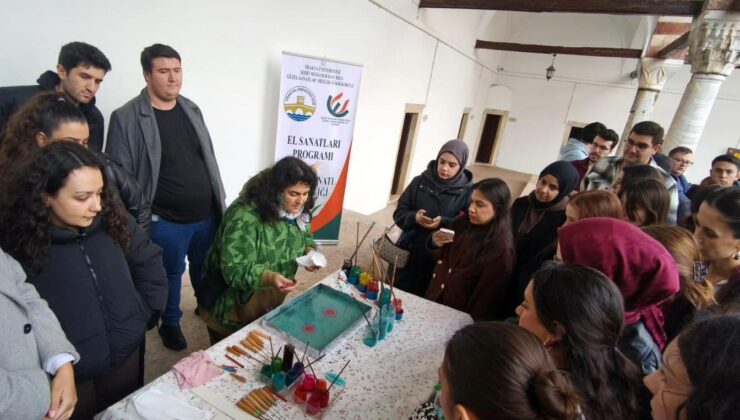 Bayezid Külliyesi’nde ebru etkinliği