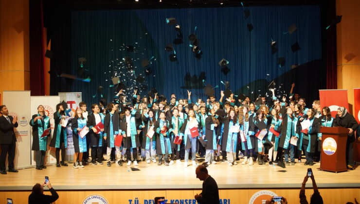 Mezun öğrenciler kep attı