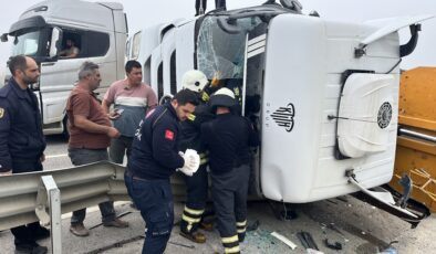 Hafriyat kamyonu devrildi