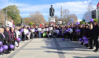 Kadınlar mor balonlarla dikkat çekti