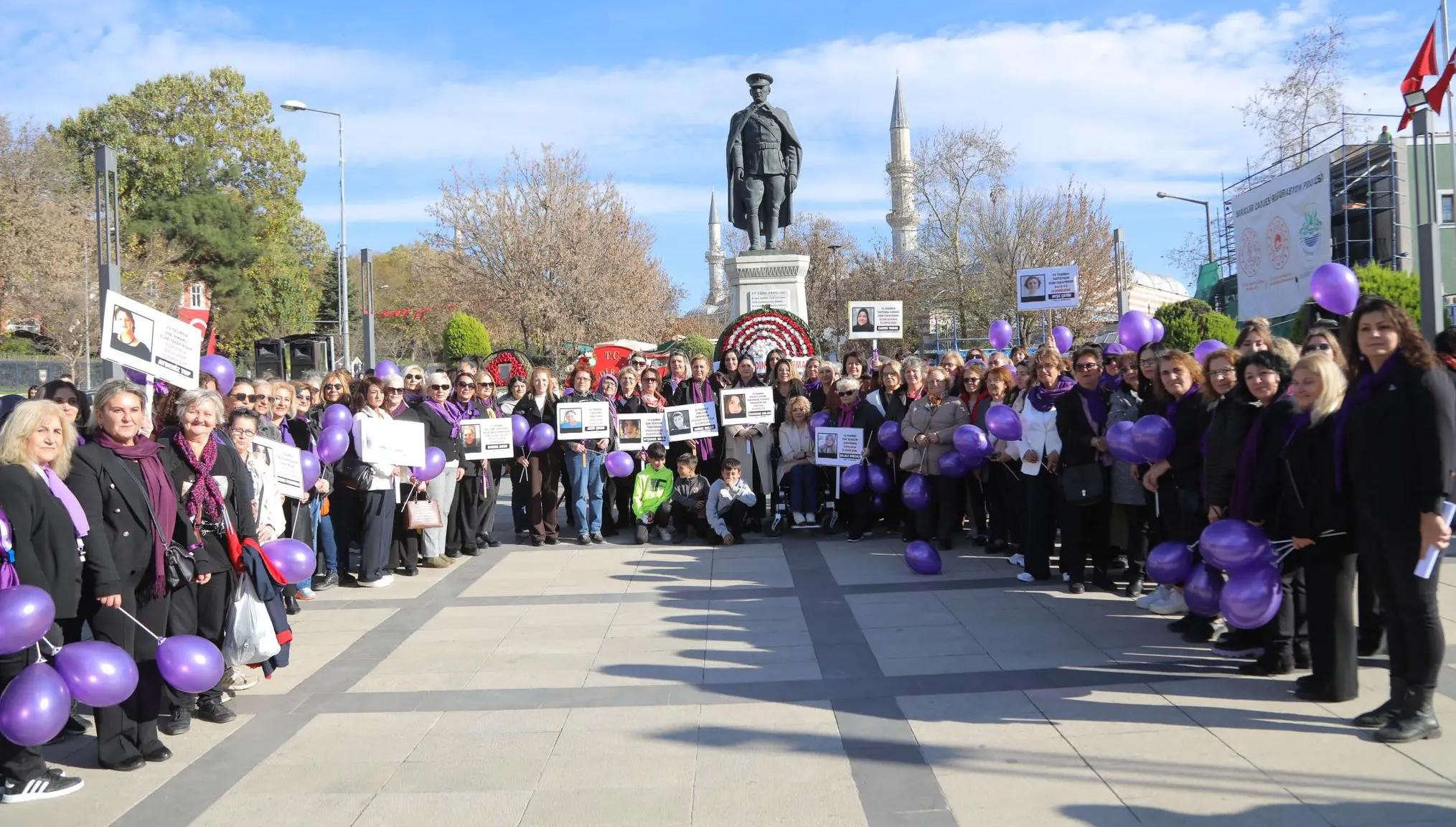 Kadınlar mor balonlarla dikkat çekti