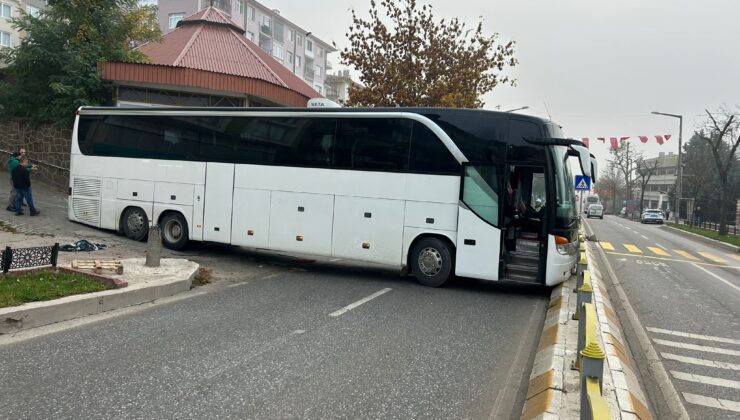 Otobüs yolu kapattı, trafik kilitlendi