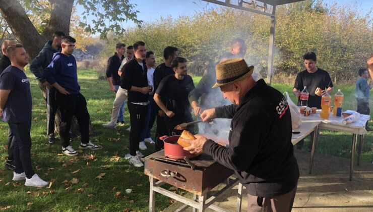 Futbolculara mangal partisi