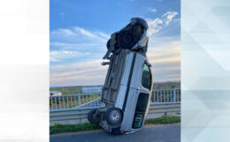 Bariyerlere çarpan araç dik durdu