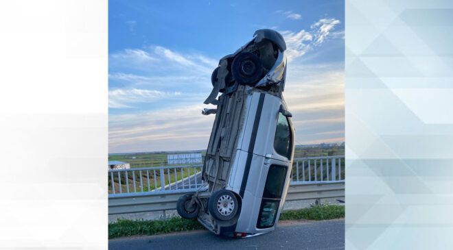 Bariyerlere çarpan araç dik durdu