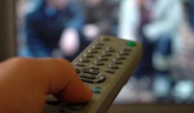 Yaşlılar günde 5 saati televizyon başında geçiriyor