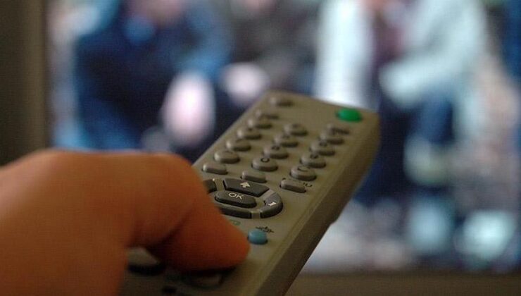 Yaşlılar günde 5 saati televizyon başında geçiriyor