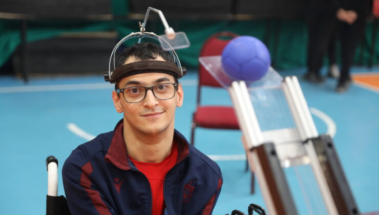 Azmiyle takdir topluyor