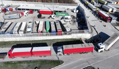 Eylemler TIR trafiğini felç etti