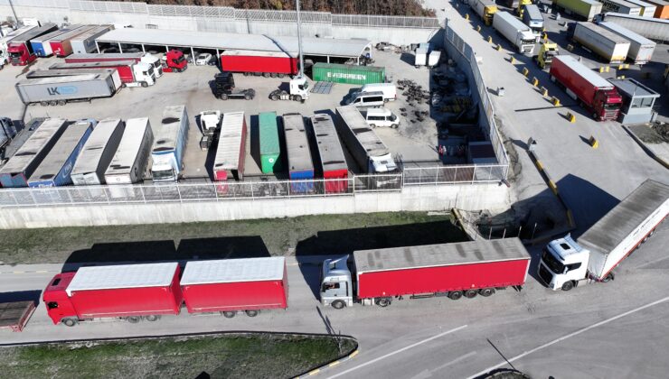 Eylemler TIR trafiğini felç etti