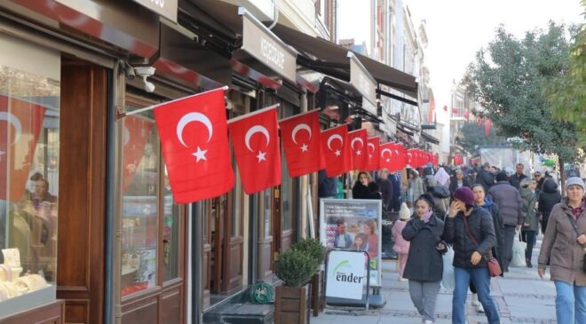 Saraçlar kırmızı beyaz