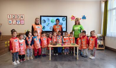 Minik eller toprakla buluştu