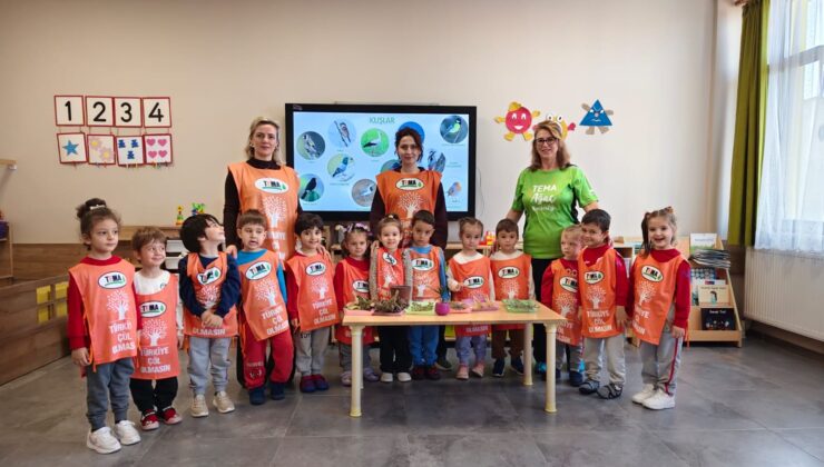 Minik eller toprakla buluştu