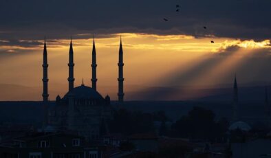 Üç aylar yarın başlıyor