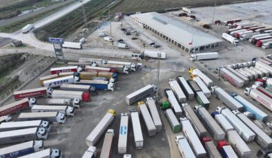 Yunan çiftçiler sınır kapısını kapattı