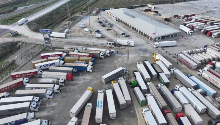 Yunan çiftçiler sınır kapısını kapattı