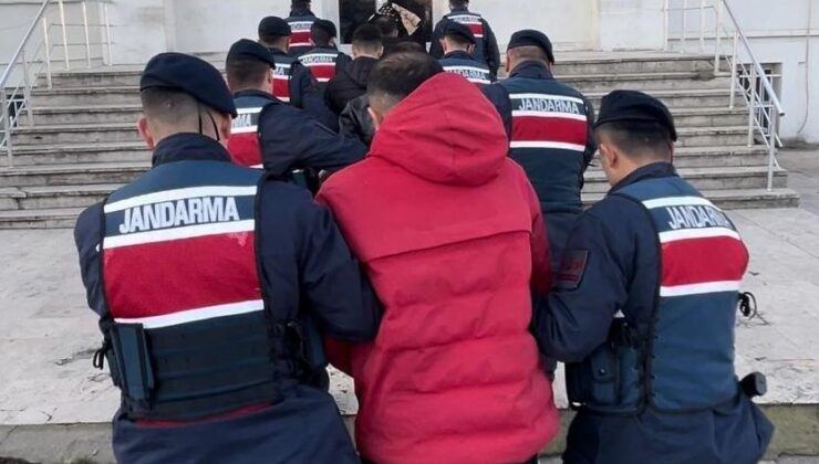 Yurt dışına kaçarken yakalandılar