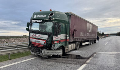 Bariyerlere çarpıp karşı şeride geçti