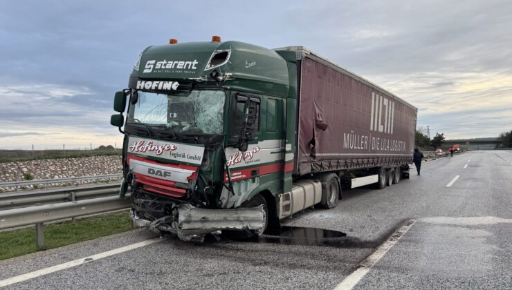 Bariyerlere çarpıp karşı şeride geçti