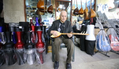 Hayatını saz ve müziğe adadı