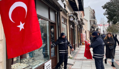 Belediyeden Türk bayrağı