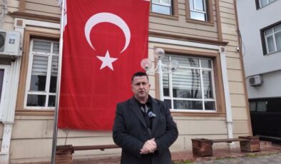 Belediye binasına dev Türk bayrağı asıldı