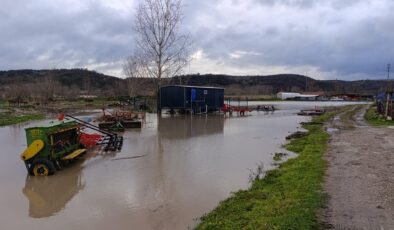 Evin bahçesi sular altında kaldı